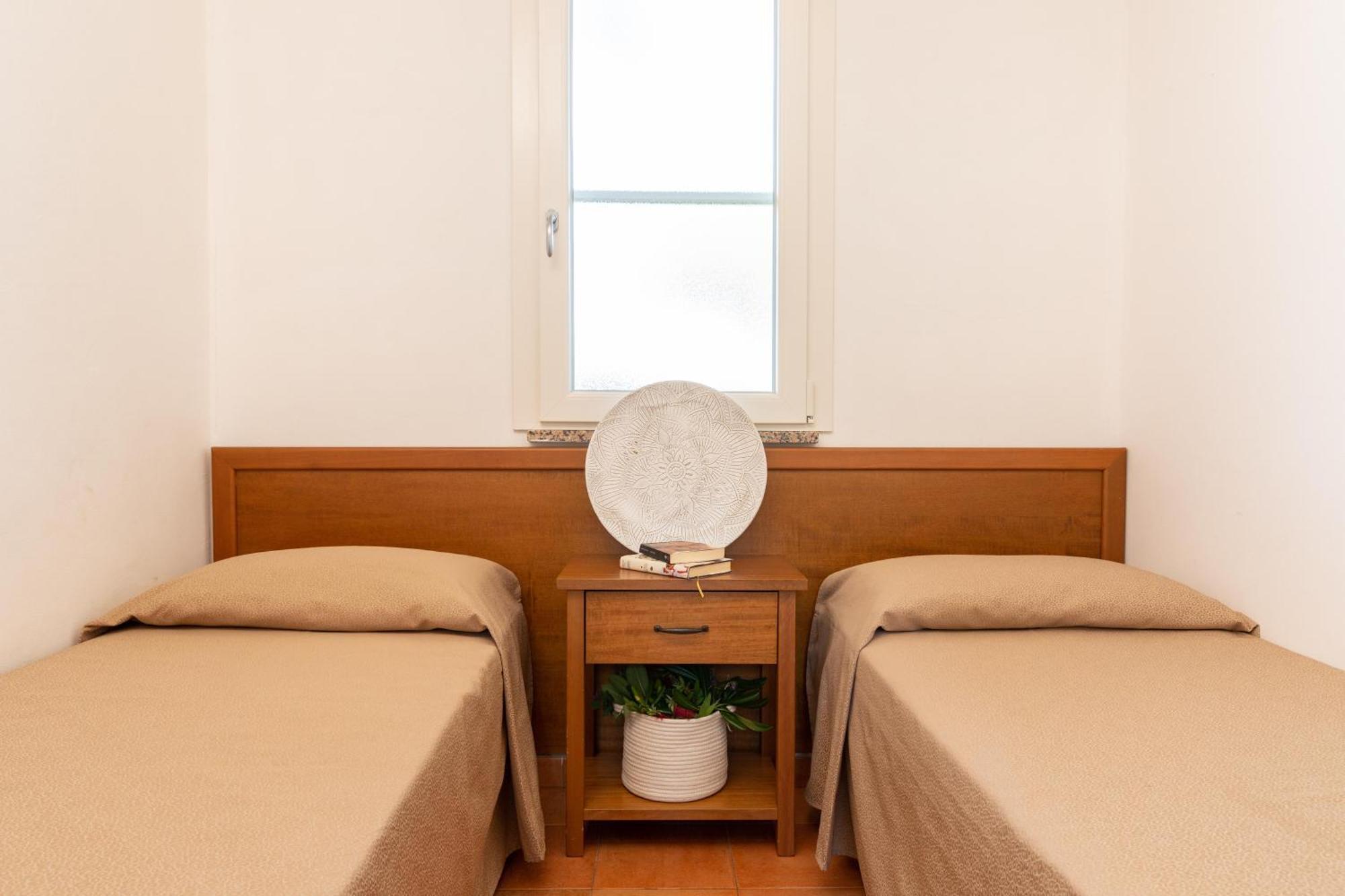 Gitavillage Argentario Albinia Kültér fotó A bedroom with two single beds