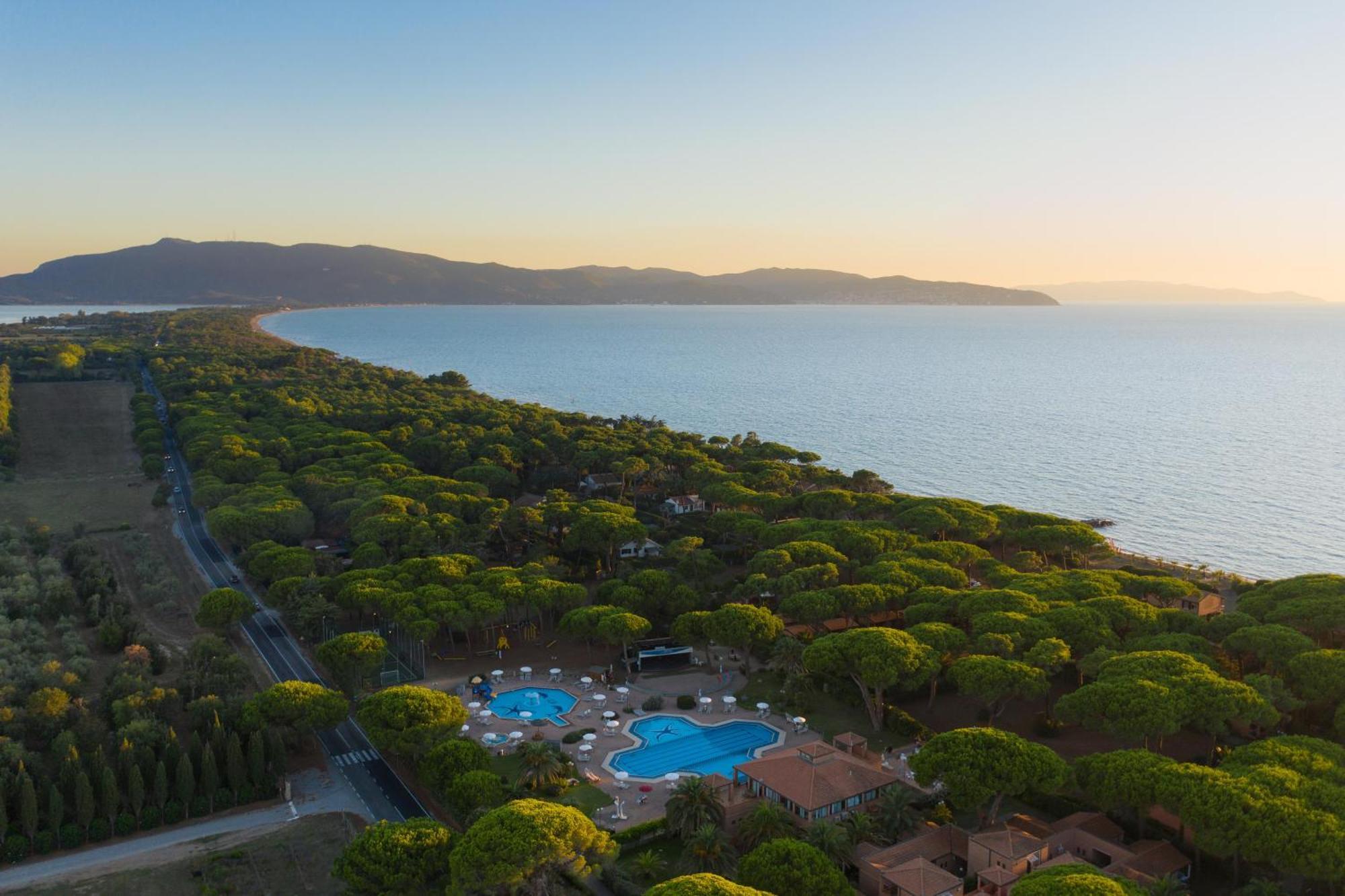 Gitavillage Argentario Albinia Kültér fotó Aerial view of the resort