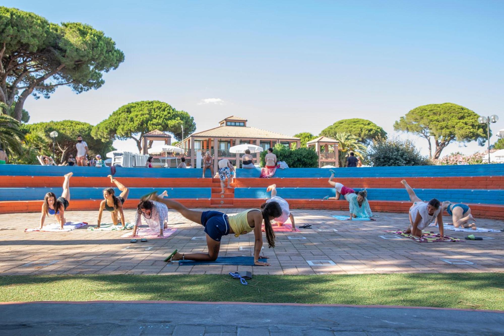 Gitavillage Argentario Albinia Kültér fotó A yoga class at the resort