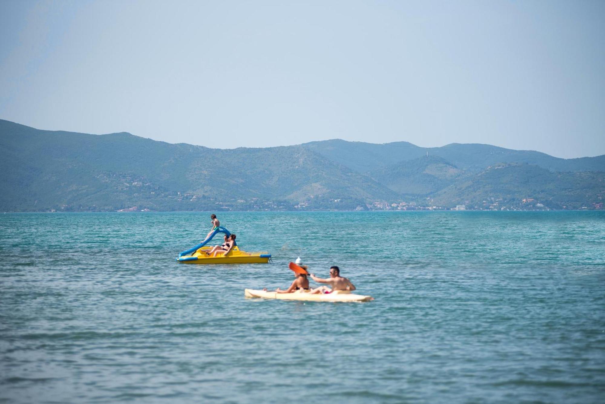 Gitavillage Argentario Albinia Kültér fotó Tourists on the lake