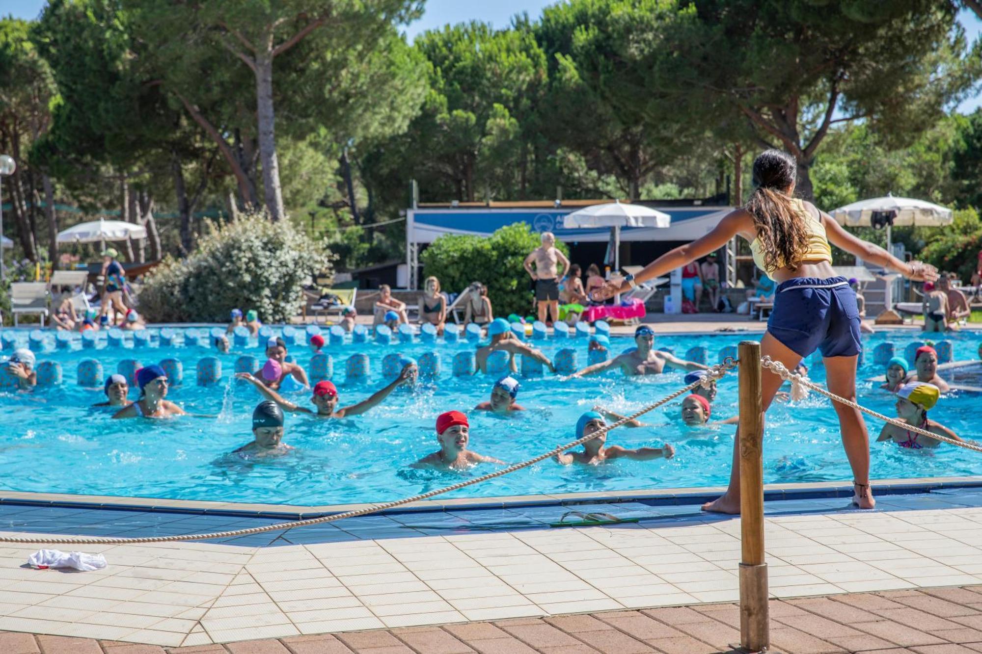 Gitavillage Argentario Albinia Kültér fotó Swimming lessons at a campsite in France