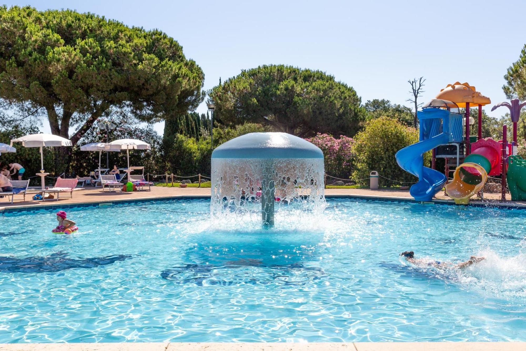 Gitavillage Argentario Albinia Kültér fotó Club Hotel Negresco