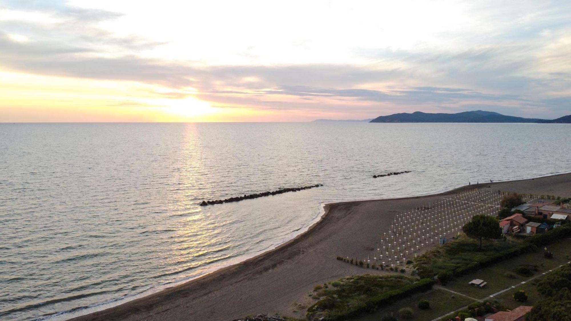 Gitavillage Argentario Albinia Kültér fotó Sunset at the beach of Varano, Italy